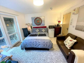 En-suite Double Room - Private Entrance & Free Parking
